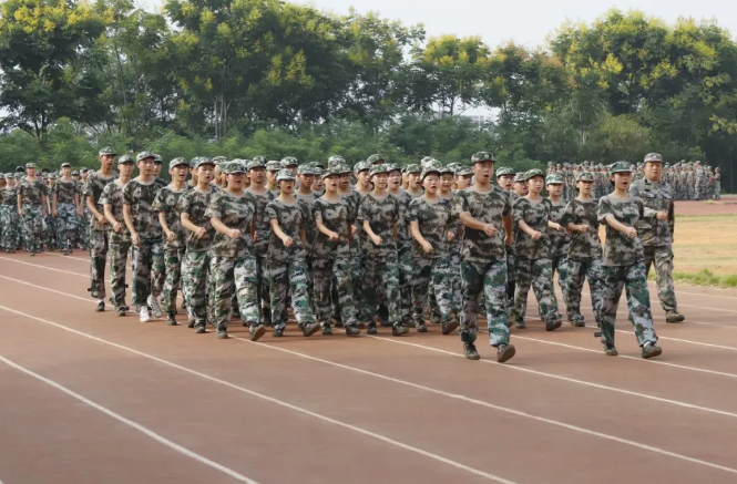 衡陽(yáng)技師學(xué)院舉行2025級(jí)新生軍訓(xùn)總結(jié)表彰大會(huì)暨開(kāi)學(xué)典禮